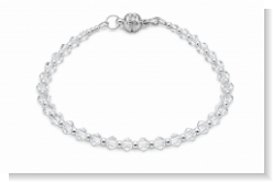 Unser Armband Kristallflocke groß besteht aus großen Swarovski Rauten in Transparent und kleine Silberperlen. Es besitzt durch den besonderen Swarovski-Schliff ein unglaubliches Funkeln. Dieses Armband wurde bei uns im Atelier in Abenberg in liebevoller H
