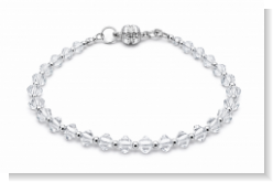 Unser Armband Kristallflocke klein besteht aus kleinen Swarovski Rauten in Transparent oder zarten Lila und kleine Silberperlen. Es besitzt durch den besonderen Swarovski-Schliff ein unglaubliches Funkeln. Dieses Armband wurde bei uns im Atelier in Abenbe