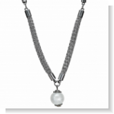 Unsere Halskette Gliederkette aus Edelstahldraht besteht aus einem speziellen Edelstahl Drahtgeflecht als Kette. Dieses Geflecht ist einzigartig und wurde bei uns im Haus entworfen. Die Länge der Kette ist Individuell anpassbar sowie mit oder ohne Perlena