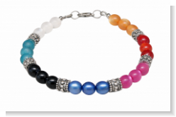 Unser Armband Regenbogen ist mit jeweils drei Polarisperlen die die Farben des Regenbogens darstellen, gefertigt und mit Ornamentperlen getrennt. Das Armband ist durch liebevolle Handarbeit in unserem Atelier in Abenberg gefertigt.