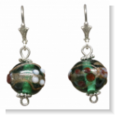 Unsere Ohrhänger Lady Glas grün haben silberne Ohrringe und sind mit liebevoll verzierten grünen Glasperlen gemacht. Die Ohrringe haben unten noch eine Öse um Sie selber individuell weiter gestalten zu können. Diese Ohrringe sind in liebevoller Handarbeit