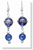 Unsere Ohrhänger Lady Glas Blau haben silberne Ohrringe und sind mit liebevoll verzierten blauen Glasperlen gemacht. Ergänzt wurde unsere Ohrringe mit Polarisperlen und kleinen Silberkugeln. Diese Ohrringe sind in liebevoller Handarbeit in unserem Atelier