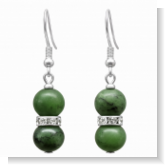 Unser Ohrhänger Doppelter Jadetraum sind aus je zwei echten Jade Nephrit Perlen und einem Strass sowie einer Ohrringverschluss aus 925 Sterlingsilber. Diese Ohrringe sind in liebevoller Handarbeit in unserem Atelier in Abenberg hergestellt.
