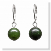 Unsere Ohrringe kurzer Jadetraum sind aus einer echten Jade Nephrit Perle und Ohrringe in 925 Sterlingsilber. Diese Ohrringe sind in liebevoller Handarbeit in unserem Atelier in Abenberg hergestellt.
