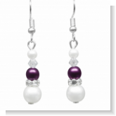 Unsere Ohrhänger Lady Lila und Weiß sind mit Silbernen Ohrhänger, drei unterschiedlich großen Wachsperlen in Zweimal Weiß und einmal Lila, Swarovski-Rauten und Strass hergestellt. Diese Ohrhänger sind in liebevoller Handarbeit in unserem Atelier in Abenbe