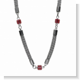 Unsere Halskette Gliederkette aus Edelstahldraht besteht aus einem speziellen Edelstahl Drahtgeflecht als Kette. Dieses Geflecht ist einzigartig und wurde bei uns im Haus entworfen. Die Kette hat Swarovski Beats zwischen den einzelnen Gliedern. Diese Beat