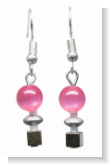 Unsere Ohrhänger haben einen silbernen Ohrhänger, eine Polarisperle, Silberkugeln, Metallperle und einen Hämatitwürfel. Als Vorbild war der Ohrhänger aus der Sendung Bons. Diese Ohrhänger sind in liebevoller Handarbeit in unserem Atelier in Abenberg herge
