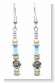 Unsere Ohrhänger Indien Summer sind mit silbernen Ohrhänger, Glasrocaido im Regenbogenglanz, Metallperlen, türkisfarbenen Glasrocaido, Ockerfarbene Wachsperlen und Ornamentperlen hergestellt. Diese Ohrhänger sind in liebevoller Handarbeit in unserem Ateli