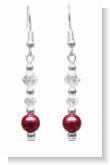Unsere Ohrhänger Lady Red sind mit silbernen Ohrhänger, Swarovski-Rauten und Bordeauxroten Wachsperlen Hergestellt. Diese Ohrhänger sind in liebevoller Handarbeit in unserem Atelier in Abenberg hergestellt.