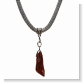 Unsere Halskette Schätze der Erde besteht aus einem speziellen Edelstahl Drahtgeflecht als Kette. Dieses Geflecht ist einzigartig und wurde bei uns im Haus entworfen. Die Länge der Kette ist Individuell anpassbar und steht wahlweise, Bernstein oder Landsc