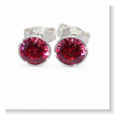 Unser Ohrstecker Lady Glitzer ist aus Ohrstecker 925 Sterlingsilber und Zirkonia. Wir bieten die Zirkonia in den Farben Schwarz, Weiß, Rot, Blau, Gelb, Türkis und Grün an. Diese Ohrstecker wurden in liebevoller Handarbeit in unserem Atelier zusammengefügt