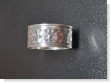 Entdecken Sie unseren silberner Ring mit markanten Hammerschlag.Die strukturierte Mitte wird von zwei schmalen, glatten Rändern eingefasst.