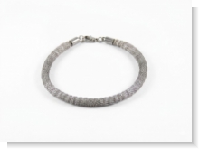 Unser Armband Edelstahldraht besteht aus einem speziellen Edelstahl Drahtgeflecht. Dieses Geflecht ist einzigartig und wurde bei uns im Haus entworfen. Die Länge des Armbandes ist Individuell anpassbar. Das Armband ist durch Handarbeit bei uns in Abenberg