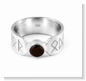 Auf dem Bild ist ein Silberring aus 935 Silber in 8 mm breite zu sehen der die Runen für Odin, Thor und Loki eingraviert hat. In dem Ring ist mittig ein schwarzer falsettierter Zirkonia eingearbeitet. Der Ring wurde von Schmuckdesign Gulden in Abenberg in