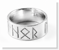 Auf dem Bild ist ein Silberring aus 935 Silber in 8 mm breite zu sehen der die Runen für Odin, Thor und Loki eingraviert hat. Der Ring wurde von Schmuckdesign Gulden in Abenberg in Handarbeit Hergestellt.