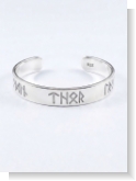 Auf dem Bild ist ein Silberarmspange aus 935 Silber in 8 mm breite zu sehen der die Runen für Odin, Thor und Loki eingraviert hat. Der offene Armreif wurde von Schmuckdesign Gulden in Abenberg in Handarbeit Hergestellt.
