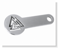 Personalisierbarer Einkaufswagen-Chip aus Edelstahl, gefertigt in unserer Schmuckmanufaktur in Abenberg. Praktischer Schlüsselanhänger mit Valknut-Motiv für den täglichen Einkauf und als individuelle Geschenkidee.