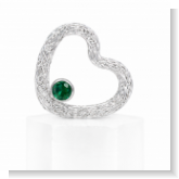 Unser Kettenanhänger Amore mit Edelsteinen ist in Herzform aus einem Draht mit spezieller Verarbeitung und freier Kettenführung hergestellt. In den Herzen ist entweder ein Lapislazuli Cabochon, Rosenquarz Cabochon, Rubin in Brillantschliff, Saphir in Bril