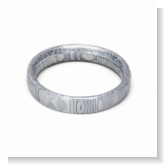Unser Damastring wurde nach der alten Tradition Die aus dem 18 Jahrhundert aus Indien überliefert ist, geschmiedet. Nach dem schmieden bekommt der Ring ein Säurebad um die einzigartige Musterung sichtbar zu machen.  Jeder Ring ist ein Unikat. In liebevoll