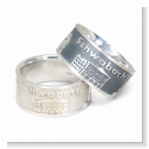 Unsere Stadtringe für Schwabach sind aus 925 Sterlingsilber. Im Ring sind Sehenswürdigkeiten wie das Stadtwappen, das goldene Ei, Der Musiker in erhabener Arbeit abgebildet. Den Ring haben wir ebenfalls noch in Silber Schwarz mit erhabenen Absetzungen in