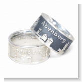 Unsere Stadtringe für Abenberg sind aus 925 Sterlingsilber. Im Ring sind Sehenswürdigkeiten wie das Stadtwappen, die Burg, Der Stillabrunnen, Das Stadttor und das Rathaus in erhabener Arbeit abgebildet. Den Ring haben wir ebenfalls noch in Silber Schwarz