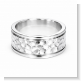 Entdecken Sie unseren silberner Ring mit markanten Hammerschlag.Die strukturierte Mitte wird von zwei schmalen, glatten Rändern eingefasst.