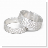 Unser Ring Hammerschlag wurde komplett in Handarbeit aus Silber 935 hergestellt. Durch den Hammerschlag entsteht ein einzigartiges Muster. Gerne kann dieser Ring personalisiert werden durch gravieren eines Namens. Wir bieten den Ring in den Breiten 5 mm,