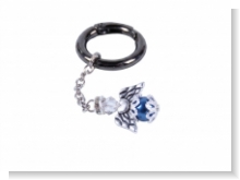 Unser Schlüsselanhänger ist mit einer Ankerkette, Swarovski-Raute, Edelstahlflügel und einer Wachsperl gefertigt. Wir bieten die Farben Blau, Bordeauxrot, Türkis, Weiß, Oker an. Dieser Schlüsselanhänger ist in liebevoller Handarbeit in unserem Atelier in