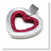 Unser Kettenanhänger Amore ist in Herzform aus einem Draht mit spezieller Verarbeitung und freier Kettenführung hergestellt. Das Drahtherz wurde in einem Separaten Silberherzrahmen aus Silber 935 frei eingefasst und ist wechselbar. Der Anhänger ist durch