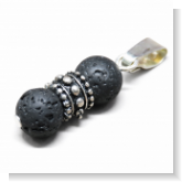 Unser Kettenanhänger schwarze Lava hat zwei 6mm Lavaperlen und eine Ornamentperle in der Mitte. Der Anhänger ist durch Handarbeit bei uns in Abenberg hergestellt.