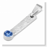 Auf dem Bild sind 2 Kettenanhänger in unterschiedlichen längen abgebildet aus der Kollektion Eternum. Das Silber ist Strukturiert und am Ende ist ein Synthetischer Stein in Rot oder Blau gefasst